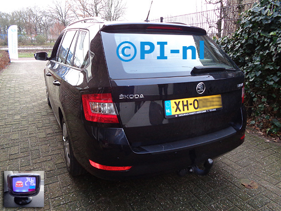 Parkeersensoren (set B 2021) ingebouwd door PI-nl in een Skoda Fabia Combi met canbus uit 2019. De display werd linksvoor bij de a-stijl gemonteerd.