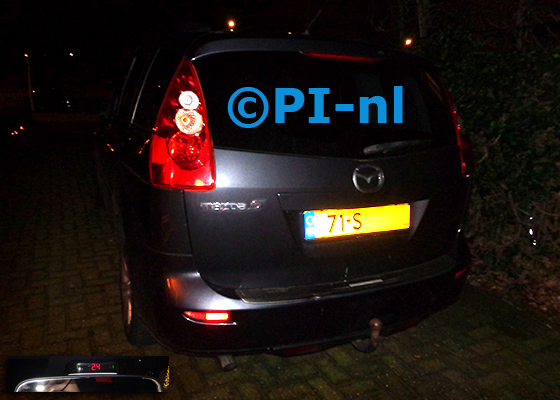 Parkeersensoren (set A 2021) ingebouwd door PI-nl in een Mazda 5 MPV uit 2006. De display werd op de binnenspiegel gemonteerd.