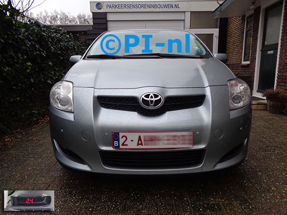 Parkeersensoren (set A 2021) ingebouwd door PI-nl in de voorbumper van een Toyota Auris uit 2010. De display werd op bij de linker a-stijl gemonteerd.