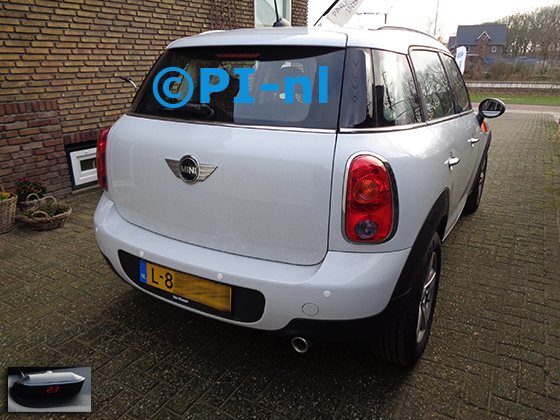 Parkeersensoren (set A 2022) ingebouwd door PI-nl in een Mini Countryman met canbus uit 2016. De display werd linksvoor bij de a-stijl gemonteerd.