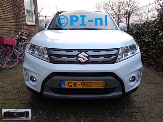 Parkeersensoren (set A 2022) ingebouwd door PI-nl in een Suzuki Vitara uit 2020. De display werd linksvoor bij de a-stijl gemonteerd.