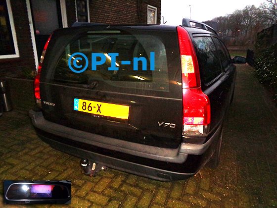 Parkeersensoren (set D 2022) ingebouwd door PI-nl in een Volvo V70 uit 2001. De spiegeldisplay is van de set met bumpercamera en sensoren.