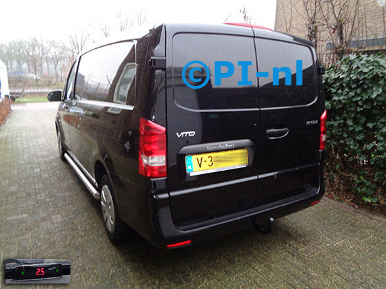 Parkeersensoren (set A 2022) ingebouwd door PI-nl in een Mercedes-Benz Vito met canbus uit 2016. De display werd middenvoor op het dashboard gemonteerd.