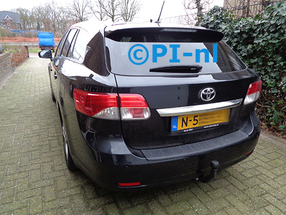 Parkeersensoren (set E 2022) ingebouwd door PI-nl in een Toyota Avensis Wagon uit 2014. De pieper werd voorin gemonteerd.