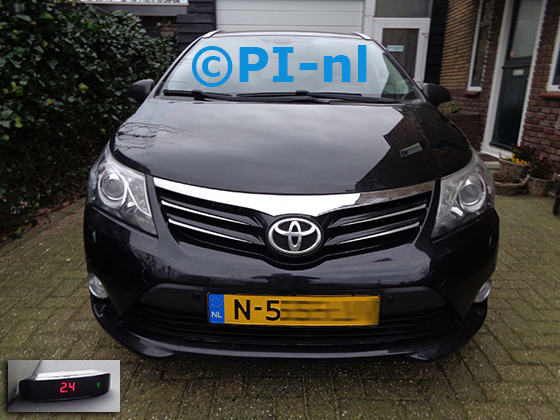 Parkeersensoren (set A 2022) ingebouwd door PI-nl in de voorbumper van een Toyota Avensis Wagon uit 2014. De display werd linksvoor bij de a-stijl gemonteerd.