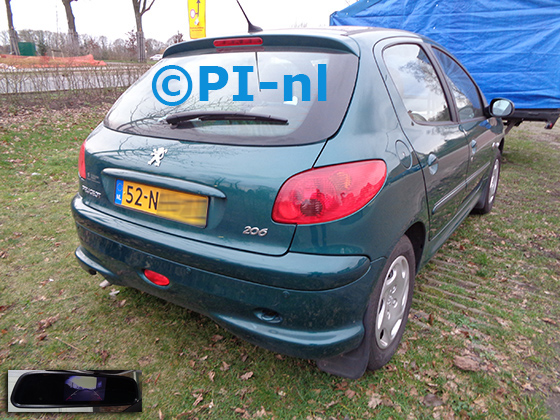 Parkeersensoren (set F 2022) ingebouwd door PI-nl in een Peugeot 206 Roland Garros uit 2003. De spiegeldisplay is van de set met bumpercamera en sensoren.