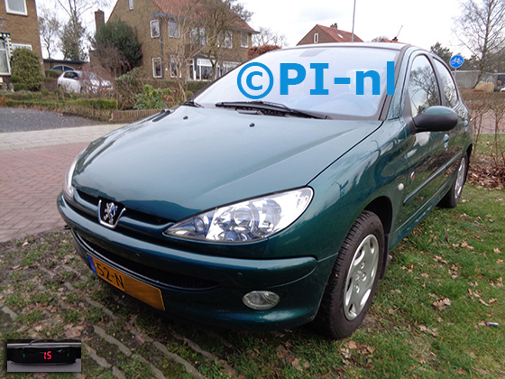 Parkeersensoren (set A 2022) ingebouwd door PI-nl in de voorbumper van een Peugeot 206 Roland Garros uit 2003. De display werd op het dashboard gemonteerd.