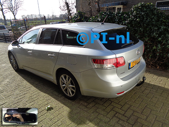 Parkeersensoren (set A 2022) ingebouwd door PI-nl in een Toyota Avensis Wagon uit 2010. De display werd op de binnenspiegel gemonteerd. Er werden standaard zilveren sensoren gemonteerd.