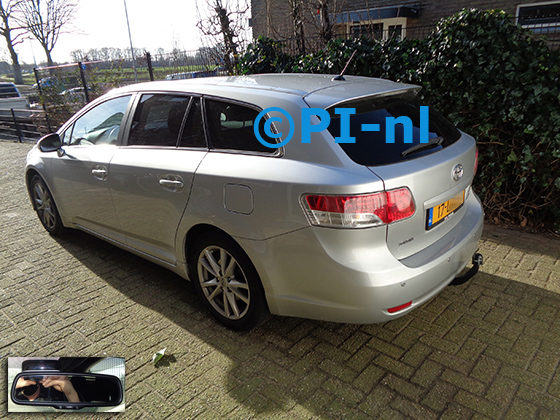 Parkeersensoren (set A 2022) ingebouwd door PI-nl in een Toyota Avensis Wagon uit 2010. De display werd op de binnenspiegel gemonteerd. Er werden standaard zilveren sensoren gemonteerd.