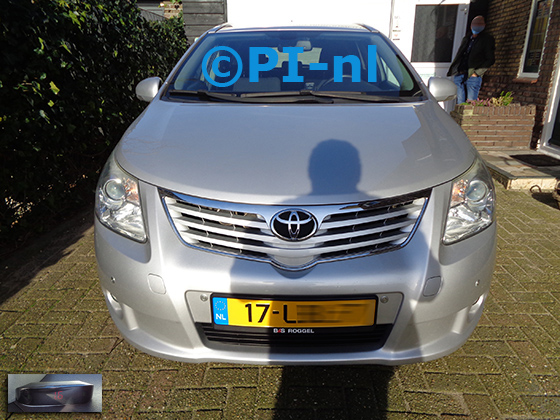 Parkeersensoren (set A 2022) ingebouwd door PI-nl in de voorbumper van een Toyota Avensis Wagon uit 2010. De display werd linksvoor bij de a-stijl gemonteerd. Er werden standaard zilveren sensoren gemonteerd.