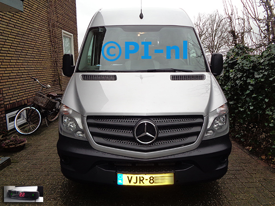 Parkeersensoren (set A 2022) ingebouwd door PI-nl in de voorbumper van een Mercedes-Benz Sprinter 316 CDI L2H2 uit 2016. De display werd linksvoor bij de a-stijl gemonteerd.