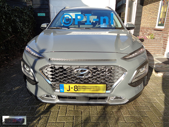 Parkeersensoren (set A 2022) ingebouwd door PI-nl in de voorbumper van een Hyundai Kona Hybrid uit 2020. De display werd linksvoor bij de a-stijl gemonteerd. De sensoren werden antraciet gespoten.