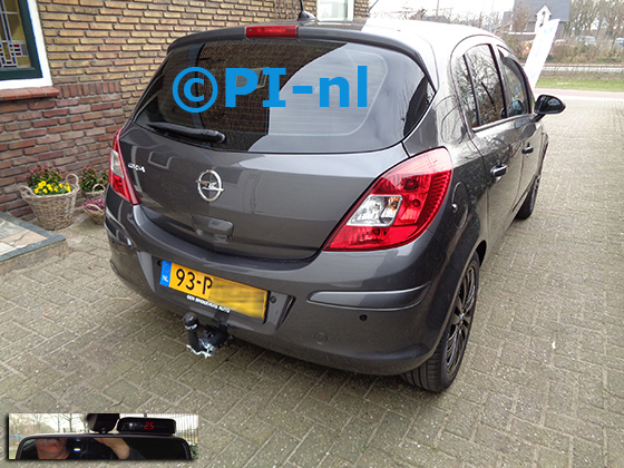 Parkeersensoren (set A 2022) ingebouwd door PI-nl in een Opel Corsa uit 2011. De display werd op de binnenspiegel gemonteerd.