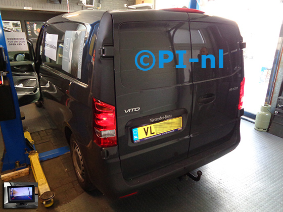 Parkeer-camera (camera-set 2022) ingebouwd door PI-nl in een Mercedes-Benz Vito met canbus uit 2016. De monitor is van de set met bumpercamera.