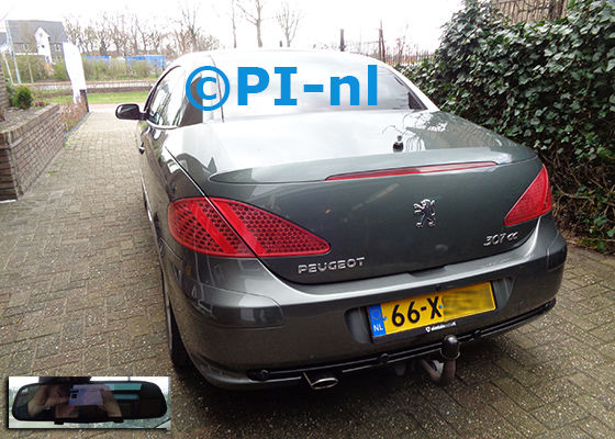 Parkeersensoren (set D 2022) ingebouwd door PI-nl in een Peugeot 307 CC met canbus uit 2004. De spiegeldisplay is van de set met bumpercamera en sensoren. De sensoren werden in de aanwezige Peugeot-PDC-strip ingebouwd.