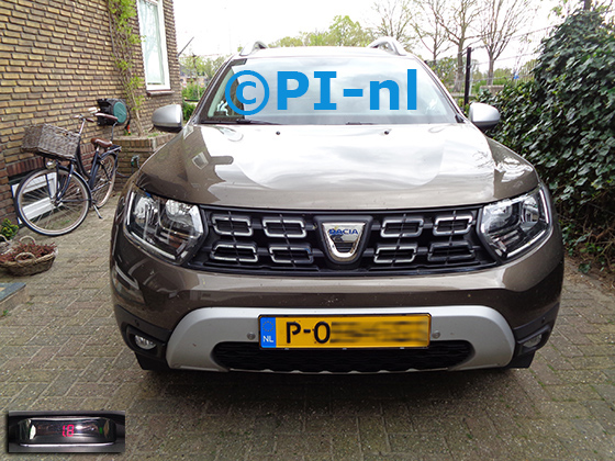 Parkeersensoren (set D 2020) ingebouwd door PI-nl in een Dacia Duster uit 2016. De spiegeldisplay is van de set met bumpercamera en sensoren.