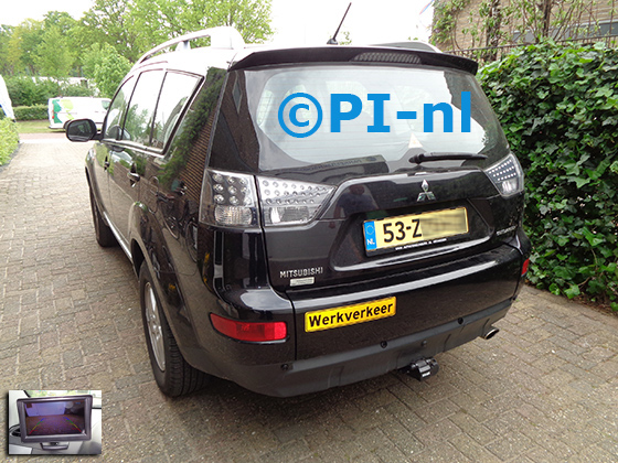 Parkeersensoren (set D 2022) ingebouwd door PI-nl in een Mitsubishi Outlander uit 2008. De monitor is van de set met bumpercamera en sensoren.