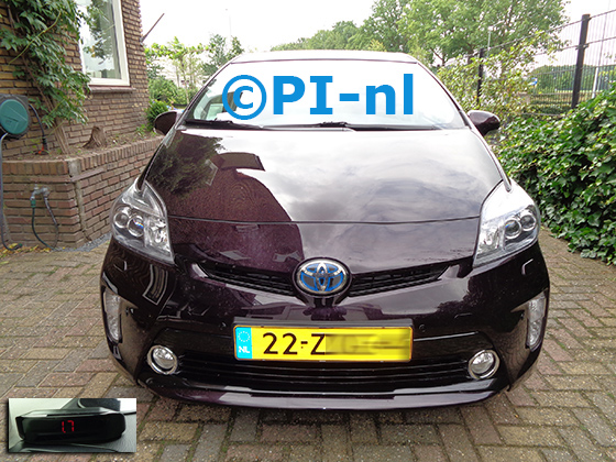 Parkeersensoren (set A 2022) ingebouwd door PI-nl in de voorbumper van een Toyota Prius uit 2012. De display werd linksvoor bij de a-stijl gemonteerd.