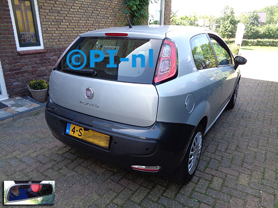 Parkeersensoren (set F 2022) ingebouwd door PI-nl in een Fiat Punto Evo uit 2011. De spiegeldisplay is van de set met kentekenplaatcamera en sensoren.