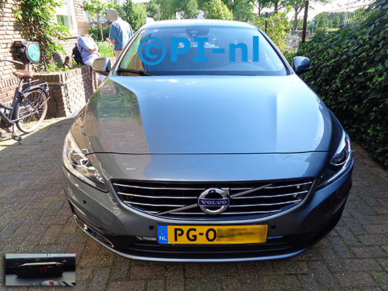 Parkeersensoren (set A 2022) ingebouwd door PI-nl in de voorbumper van een Volvo V60 uit 2017. De display werd in het midden bij de voorruit gemonteerd.
