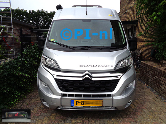 Parkeersensoren (set A 2022) ingebouwd door PI-nl in de voorbumper van een Citroen Jumper Pössl Roadcamp R camperbus uit 2019. De display werd op de stuurkolom gemonteerd.