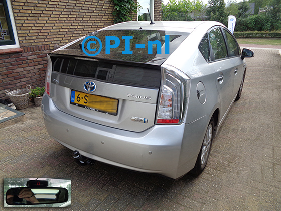 Parkeersensoren (set A 2022) ingebouwd door PI-nl in een Toyota Prius uit 2013. De display werd op de binnenspiegel gemonteerd. Er werden standaard zilveren sensoren gemonteerd.
