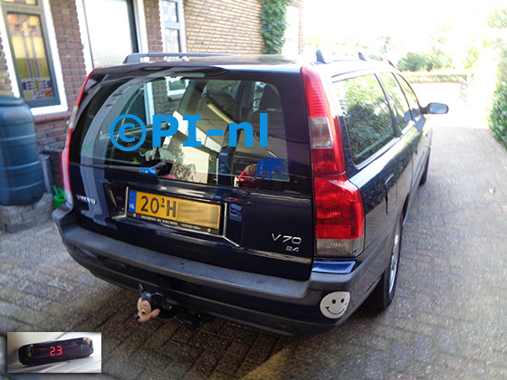 Parkeersensoren (set A 2022) ingebouwd door PI-nl in een Volvo V70 uit 2001. De display werd linksvoor bij de a-stijl gemonteerd.