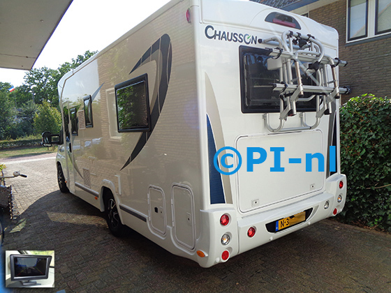 Parkeersensoren (set D 2022) ingebouwd door PI-nl in een Fiat Ducato Chausson camper met canbus uit 2019. De monitor is van de set met kentekenplaatcamera en sensoren. Er werden standaard witte sensoren gemonteerd. Er werd een achteruitrij-pieperlamp gemonteerd.