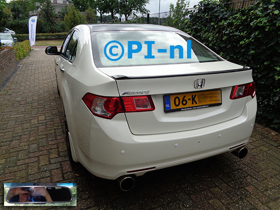 Parkeersensoren (set D 2022) ingebouwd door PI-nl in een Honda Accord sedan uit 2010. De spiegeldisplay is van de set met bumpercamera en sensoren.