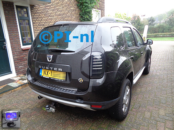 Parkeersensoren (set B 2022) ingebouwd door PI-nl in een Dacia Duster uit 2011. De display werd linksvoor op het dashboard gemonteerd.