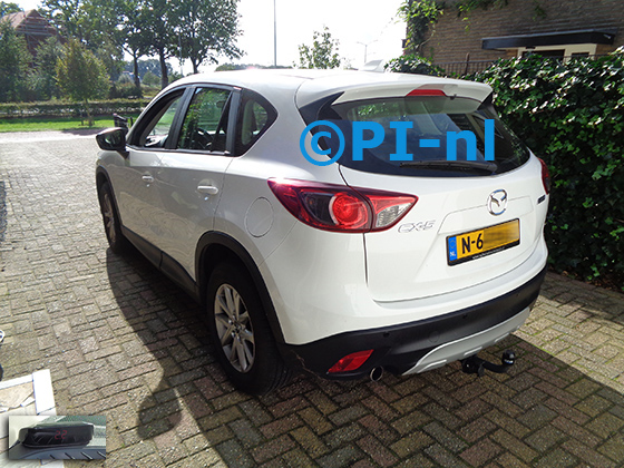 Parkeersensoren (set A 2022) ingebouwd door PI-nl in een Mazda CX-5 uit 2012. De display werd linksvoor bij de a-stijl gemonteerd.