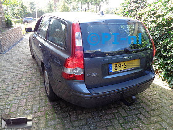 Parkeersensoren (set A 2022) ingebouwd door PI-nl in een Volvo V50 uit 2006. De display werd linksvoor bij de a-stijl gemonteerd.