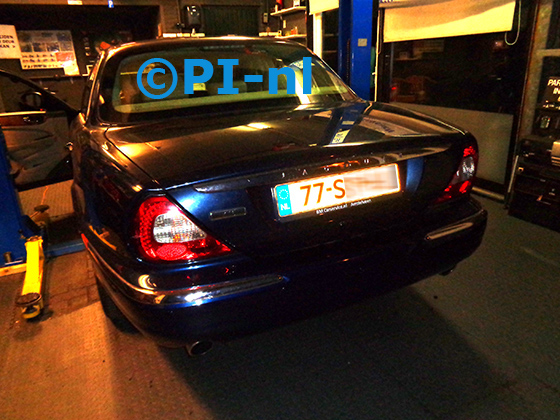 Parkeersensoren (set D 2022) ingebouwd door PI-nl in een Jaguar XJ6 met canbus uit 2006. De spiegeldisplay is van de set met bumpercamera en sensoren.