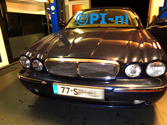 Parkeersensoren (set A 2022) ingebouwd door PI-nl in de voorbumper van een Jaguar XJ6 uit 2006. De display werd linksvoor bij de a-stijl gemonteerd.