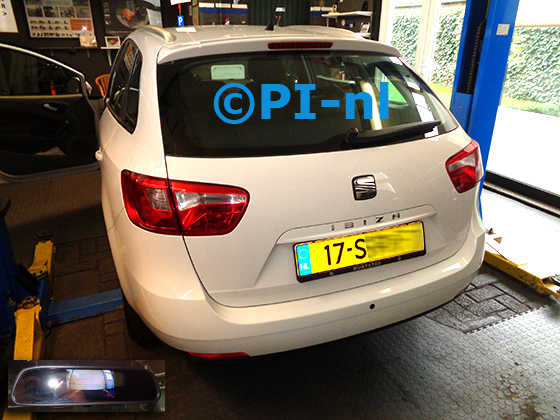 Parkeercamera (camera-set 2022) ingebouwd door PI-nl in een Seat Ibiza Sport Stationwagon met canbus uit 2011. De spiegeldisplay is van de set met bumpercamera.