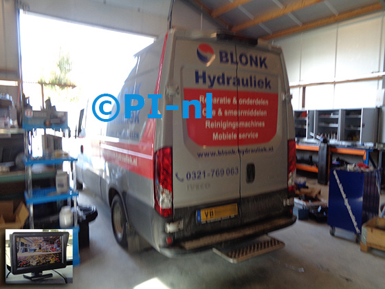 Parkeercamera (camera-set 2022) ingebouwd door PI-nl in een Iveco Daily 35C18 Lang met canbus uit 2019. De monitor is van de set met bumpercamera.