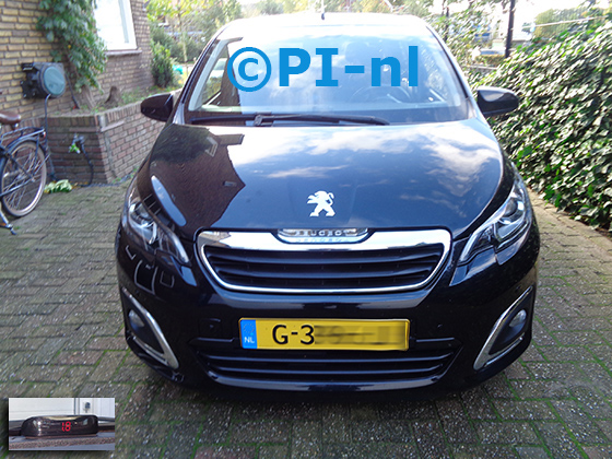 Parkeersensoren (set A 2022) ingebouwd door PI-nl in de voorbumper van een Peugeot 108 uit 2019. De display werd midden op het dashboard gemonteerd.