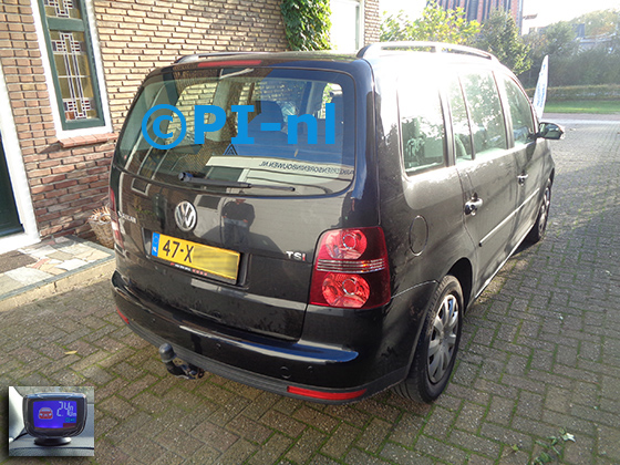 Parkeersensoren (set B 2022) ingebouwd door PI-nl in een Volkswagen Touran met canbus uit 2007. De display werd linksvoor bij de a-stijl gemonteerd.