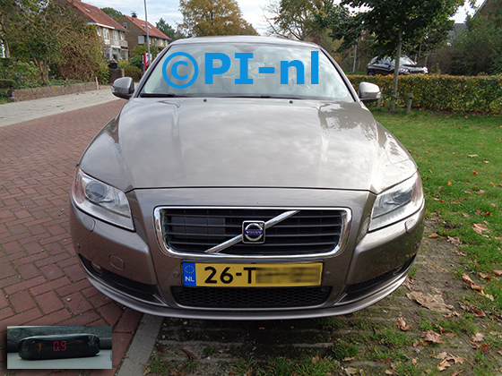 Parkeersensoren (set A 2022) ingebouwd door PI-nl in de voorbumper van een Volvo S80 uit 2007. De display werd linksvoor bij de a-stijl gemonteerd.