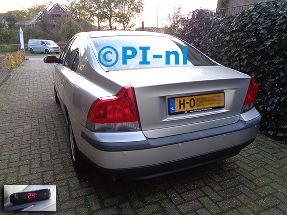 Parkeersensoren (set A 2022) ingebouwd door PI-nl in een Volvo S60 uit 2002. De display werd linksvoor bij de a-stijl gemonteerd.