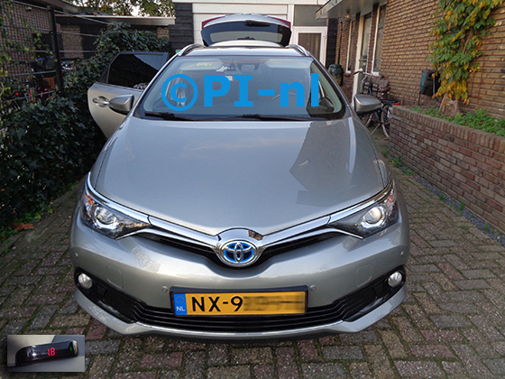 Parkeersensoren (set A 2022) ingebouwd door PI-nl in de voorbumper van een Toyota Auris Touring Sports Hybrid uit 2016. De display werd linksvoor bij de a-stijl gemonteerd.