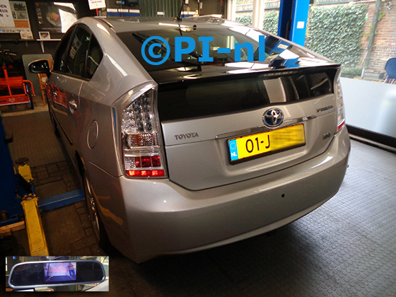 Parkeercamera (camera-set 2022) ingebouwd door PI-nl in een Toyota Prius uit 2009. De spiegeldisplay is van de set met bumpercamera.