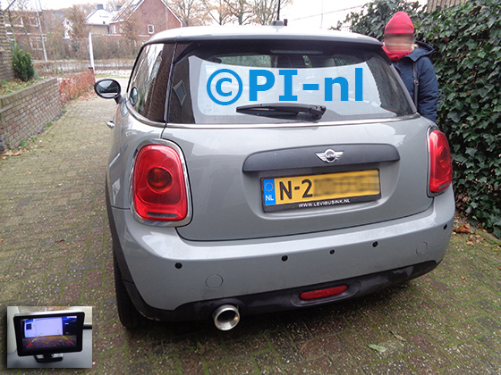 Parkeersensoren (set D 2022) ingebouwd door PI-nl in een Mini One met canbus uit 2017. De monitor is van de set met bumpercamera en sensoren.