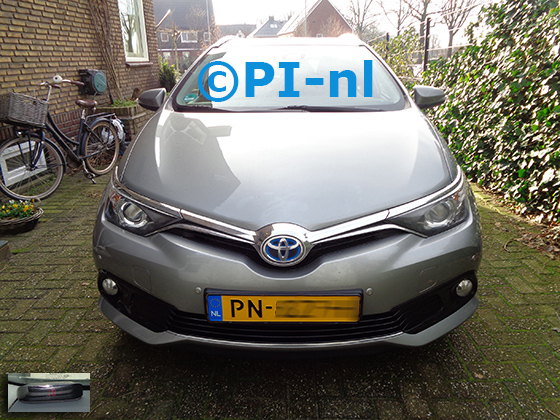 Parkeersensoren (set A 2022) ingebouwd door PI-nl in de voorbumper van een Toyota Auris Hybrid Touring Sports uit 2017. De display werd linksvoor bij de a-stijl gemonteerd. Er werden standaard zilveren sensoren gemonteerd.