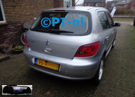 Parkeersensoren (set F 2022) ingebouwd door PI-nl in een Peugeot 307 (hb) met canbus uit 2005. De spiegeldisplay is van de set met kentekenplaatcamera en sensoren.