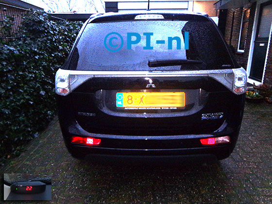 Parkeersensoren (set A 2022) ingebouwd door PI-nl in een Mitsubishi Outlander PHEV met canbus uit 2014. De display werd linksvoor bij de a-stijl gemonteerd.