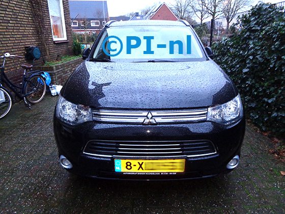 Parkeersensoren (set E 2022) ingebouwd door PI-nl in de voorbumper van een Mitsubishi Outlander PHEV uit 2014. De pieper werd onder het dashboard gemonteerd.