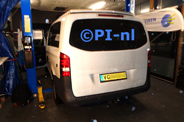 Parkeersensoren (set B 2023) ingebouwd door PI-nl in een Mercedes-Benz Vito Tourer met canbus uit 2017. De display werd linksvoor bij de a-stijl gemonteerd.