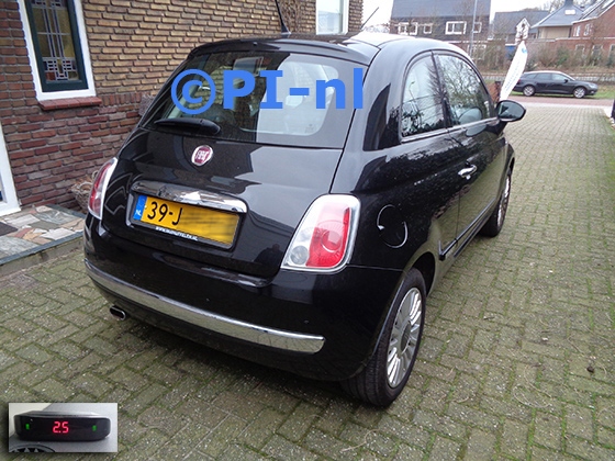 Parkeersensoren (set A 2023) ingebouwd door PI-nl in een Fiat 500 uit 2009. De display werd linksvoor bij de a-stijl gemonteerd.