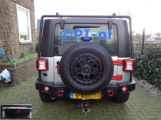 Parkeersensoren (set A 2023) ingebouwd door PI-nl in een (Chrysler) Jeep Wrangler met canbus uit 2008. De display werd linksvoor bij de a-stijl gemonteerd. Er werden standaard rode sensoren gemonteerd.